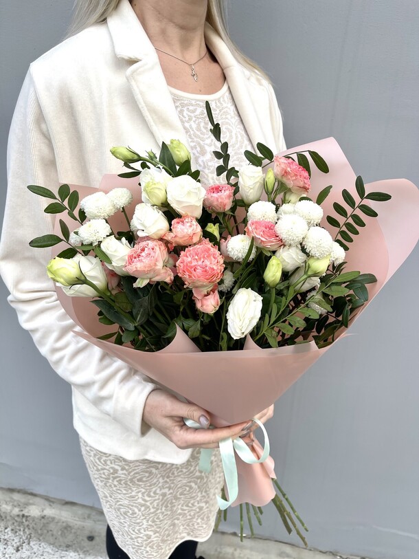 Букет комплимент с кустовыми пионовидными розами, эустомами и хризантемами, артикул F1483248 - 5990 рублей, доставка по городу. Flawery - доставка цветов