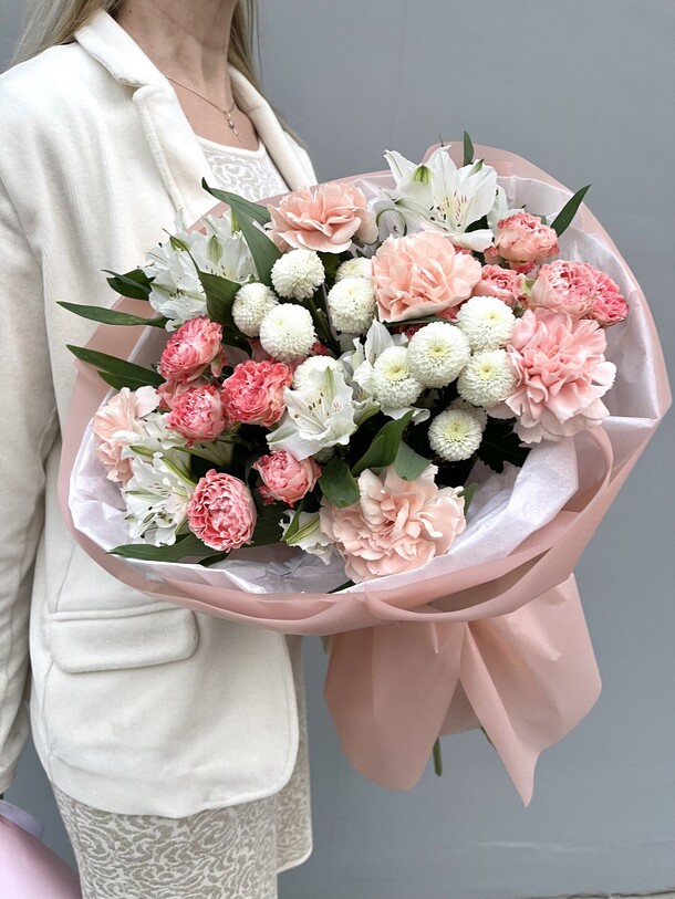 Нежный сборный букет с кустовыми розами, диантусами, хризантемой и альстромериями, артикул F1483277 - 5670 рублей, доставка по городу. Flawery - доставка цветов