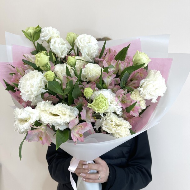 Милый букет с альстромериями и эустомами, артикул F1534916 - 7640 рублей, доставка по городу. Flawery - доставка цветов