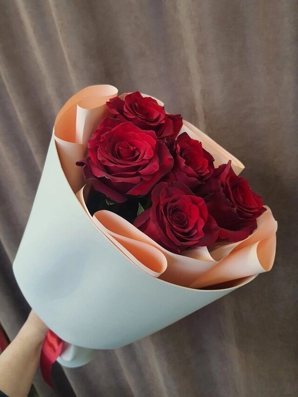 Букет из роз, артикул F1317098 - 4870 рублей, доставка по городу. Flawery - доставка цветов