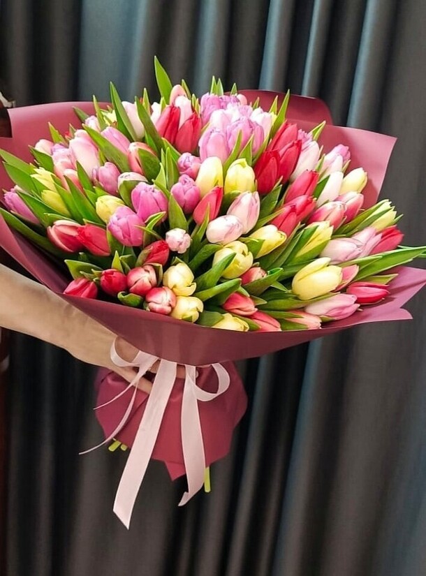 Букет из тюльпанов шикарный микс, артикул F1392205 - 25000 рублей, доставка по городу. Flawery - доставка цветов
