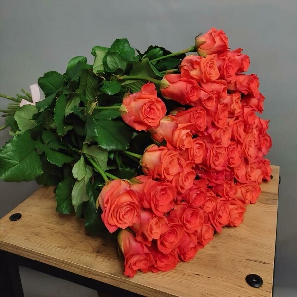 51 длинная оранжевая розы, артикул F1311195 - 15358 рублей, доставка по городу. Flawery - доставка цветов