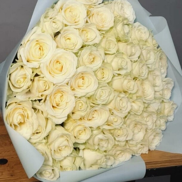 51 длинная белая роза, артикул F1311197 - 17378 рублей, доставка по городу. Flawery - доставка цветов