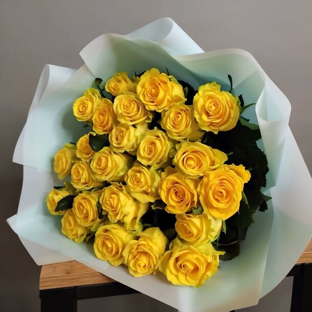 Букет из 25 желтых роз, артикул F1311199 - 8520 рублей, доставка по городу. Flawery - доставка цветов
