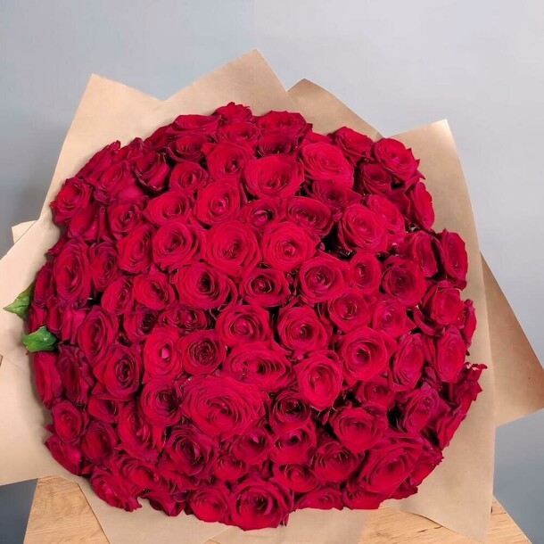 Букет из 101 красной розы 40 см, артикул F1311202 - 21283 рублей, доставка по городу. Flawery - доставка цветов