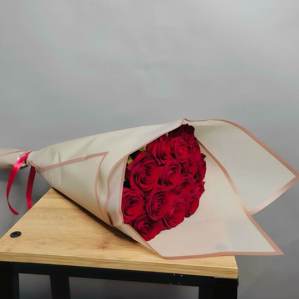 Букет из 15 длинных красных роз, артикул F1311219 - 5842 рублей, доставка по городу. Flawery - доставка цветов