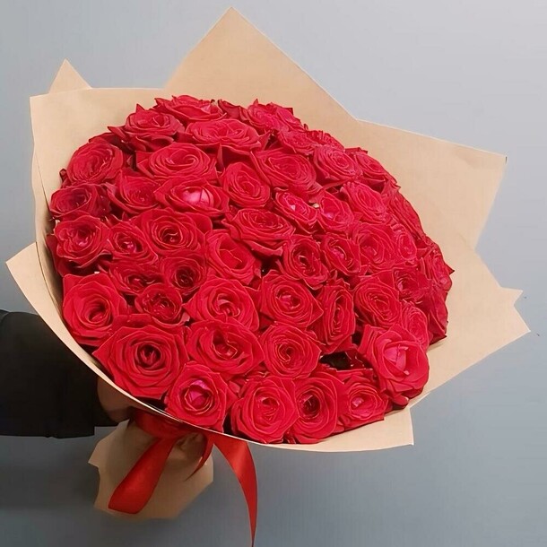 51 красная роза 40 см, артикул F1311278 - 11406 рублей, доставка по городу. Flawery - доставка цветов
