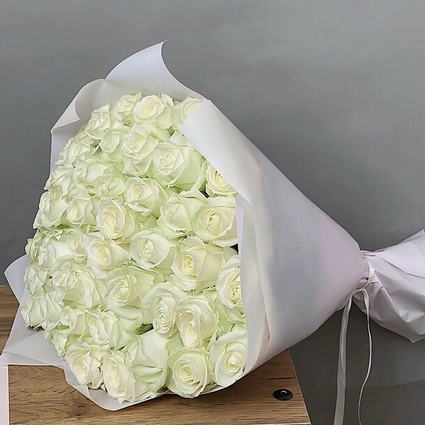 51 белая роза 60 см, артикул F1311383 - 15607 рублей, доставка по городу. Flawery - доставка цветов