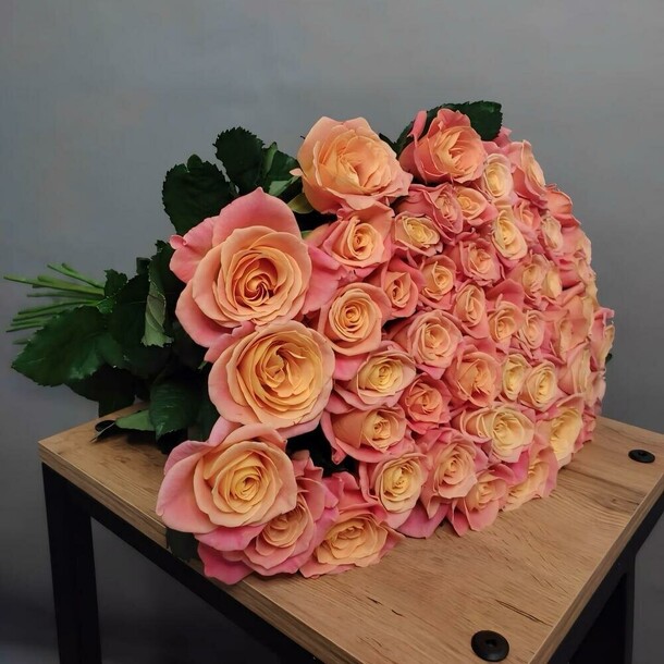 51 длинная роза, артикул F1311472 - 15358 рублей, доставка по городу. Flawery - доставка цветов