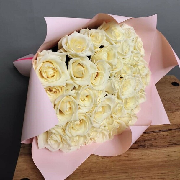 37 белых роз 40 см, артикул F1311533 - 9164 рублей, доставка по городу. Flawery - доставка цветов