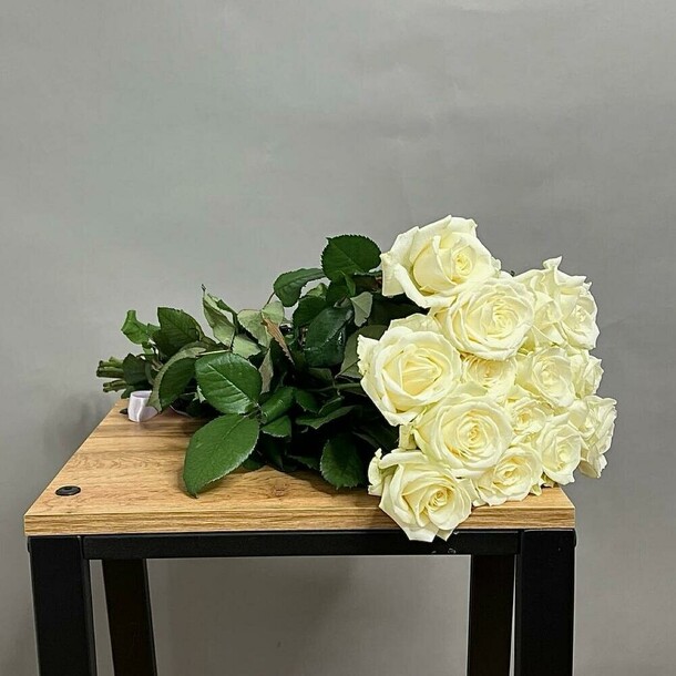 Букет из 15 длинных белых роз, артикул F1311570 - 5842 рублей, доставка по городу. Flawery - доставка цветов