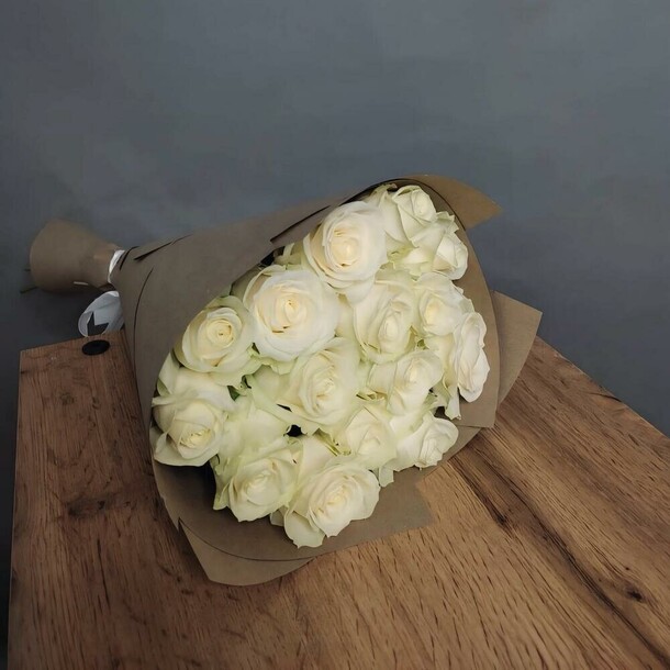 15 белых роз, артикул F1311573 - 4963 рублей, доставка по городу. Flawery - доставка цветов