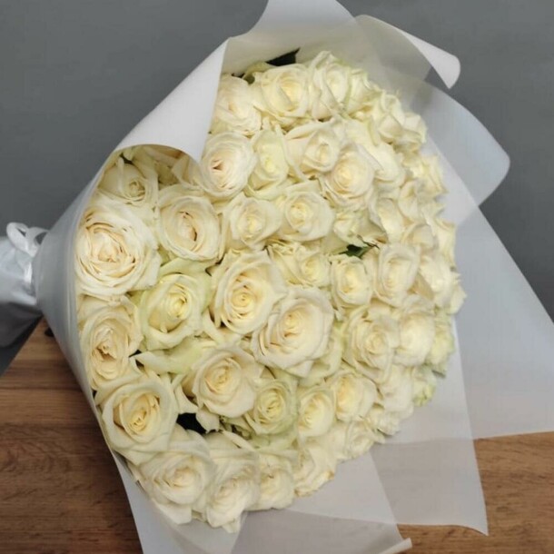 51 белая роза 50 см, артикул F1311580 - 13834 рублей, доставка по городу. Flawery - доставка цветов