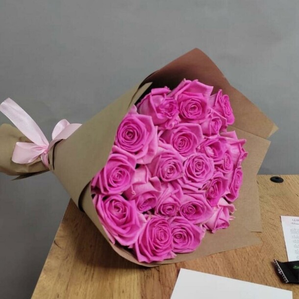 Букет из 21 розовой розы 40 см, артикул F1311921 - 6105 рублей, доставка по городу. Flawery - доставка цветов