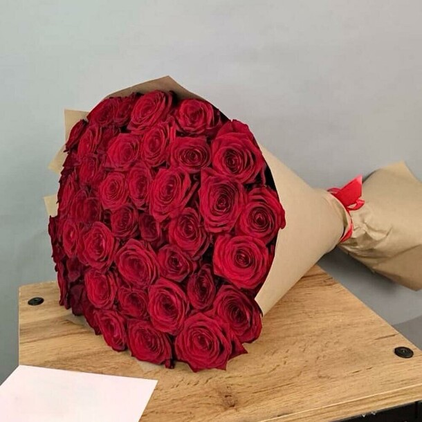 51 красная роза 60 см, артикул F1311934 - 13163 рублей, доставка по городу. Flawery - доставка цветов