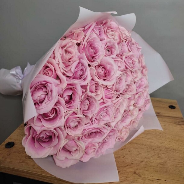 51 розовая розы 50 см, артикул F1311939 - 13163 рублей, доставка по городу. Flawery - доставка цветов