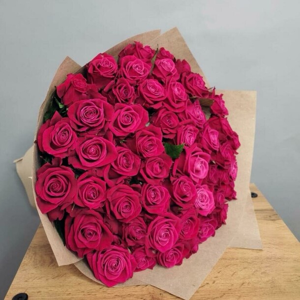 51 малиновая роза 50 см, артикул F1311940 - 12430 рублей, доставка по городу. Flawery - доставка цветов