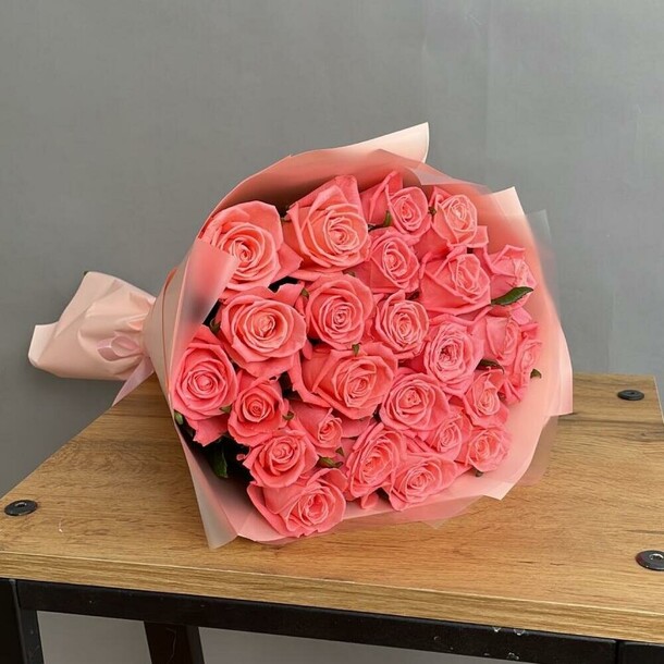 25 коралловых роз 50 см, артикул F1311947 - 7306 рублей, доставка по городу. Flawery - доставка цветов