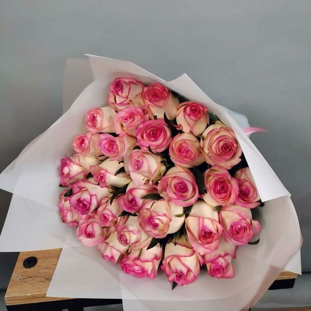 25 роз джумилия 50 см, артикул F1311949 - 7715 рублей, доставка по городу. Flawery - доставка цветов