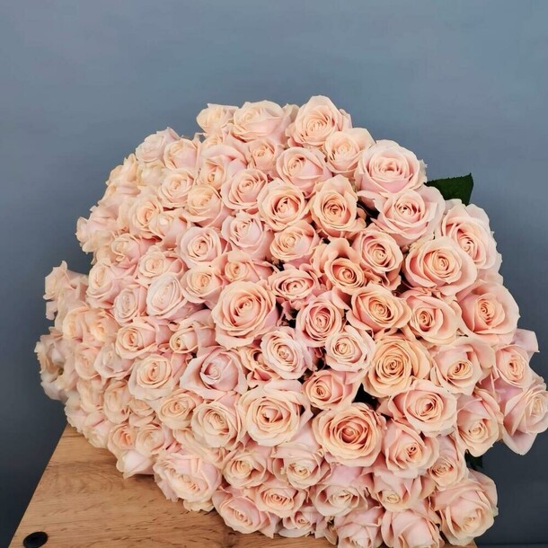 101 персиковая роза 60 см, артикул F1311956 - 22679 рублей, доставка по городу. Flawery - доставка цветов