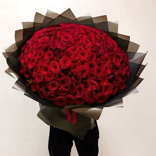 Букет из 151 длинной красной розы, артикул F1312388 - 47494 рублей, доставка по городу. Flawery - доставка цветов