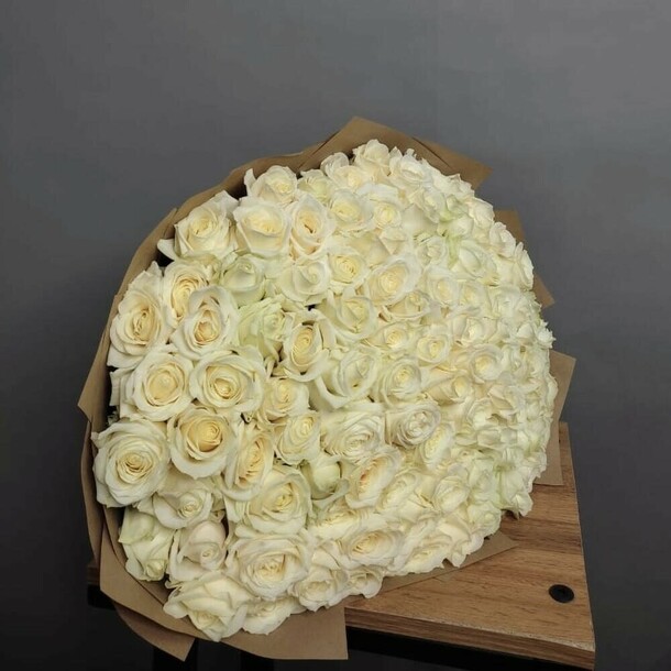 101 белая роза 50 см, артикул F1312395 - 25269 рублей, доставка по городу. Flawery - доставка цветов