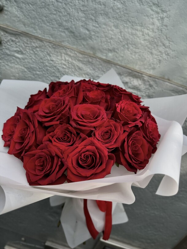 Букет из красных роз, артикул F1312076 - 8500 рублей, доставка по городу. Flawery - доставка цветов