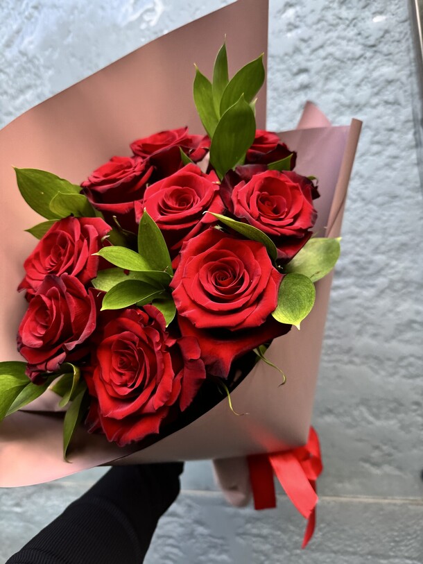 Букет из 9 роз, артикул F1318776 - 3800 рублей, доставка по городу. Flawery - доставка цветов