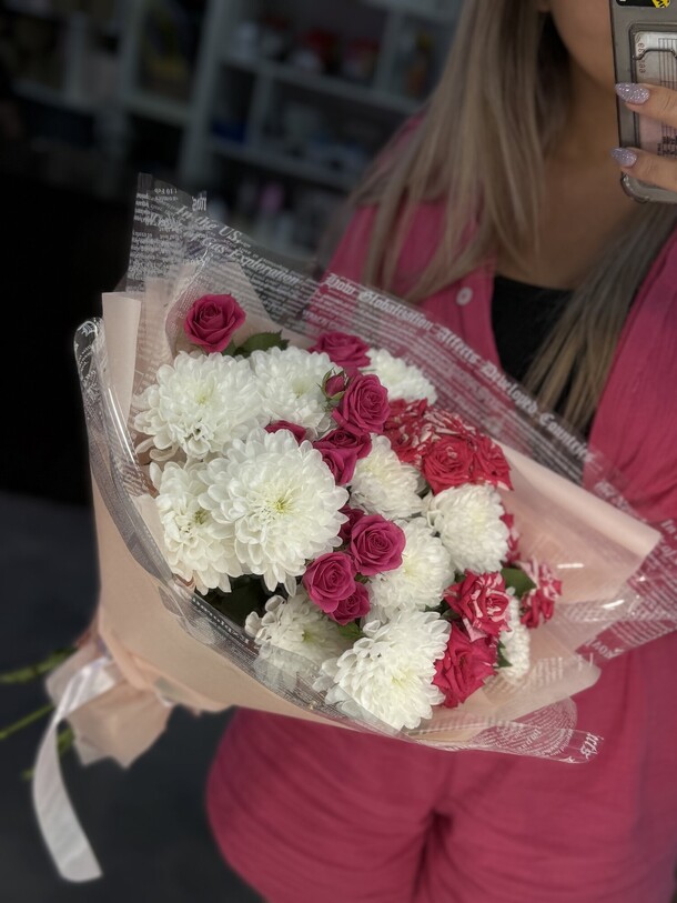 Букет с кустовой розой, артикул F1434159 - 3500 рублей, доставка по городу. Flawery - доставка цветов