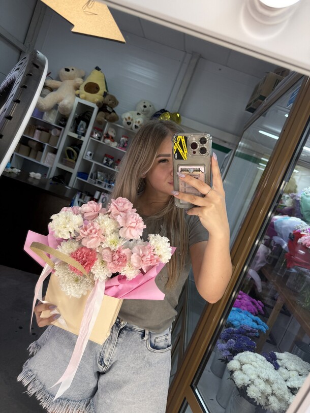 Сумочка с диантусами, артикул F1434160 - 2500 рублей, доставка по городу. Flawery - доставка цветов