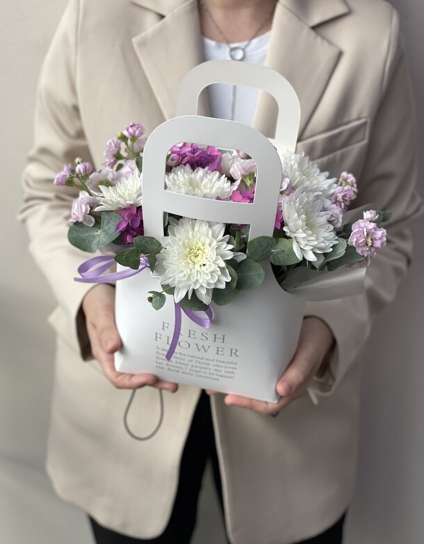 Цветы в белой сумочке, розовая гортензия и сиреневая маттиола, артикул F1322110 - 2850 рублей, доставка по городу. Flawery - доставка цветов