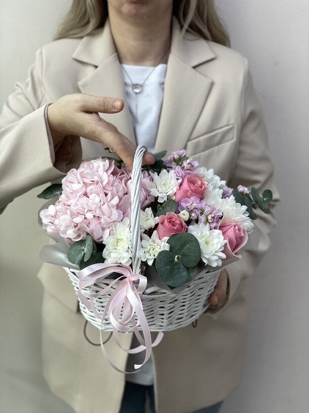 Корзина с цветами, розовая гортензия и розы, артикул F1346463 - 4860 рублей, доставка по городу. Flawery - доставка цветов