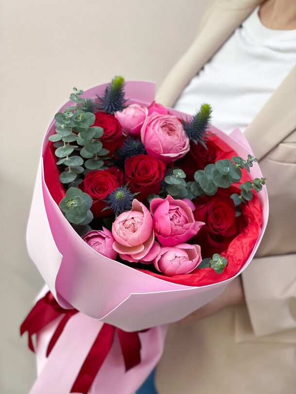 Яркий букет красная роза, розовая пионовидная роза и эрингиум, артикул F1368647 - 6100 рублей, доставка по городу. Flawery - доставка цветов