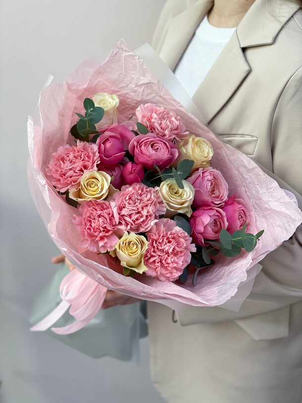 Букет кустовой пионовидной розой и нежным диантусом, артикул F1379335 - 6200 рублей, доставка по городу. Flawery - доставка цветов