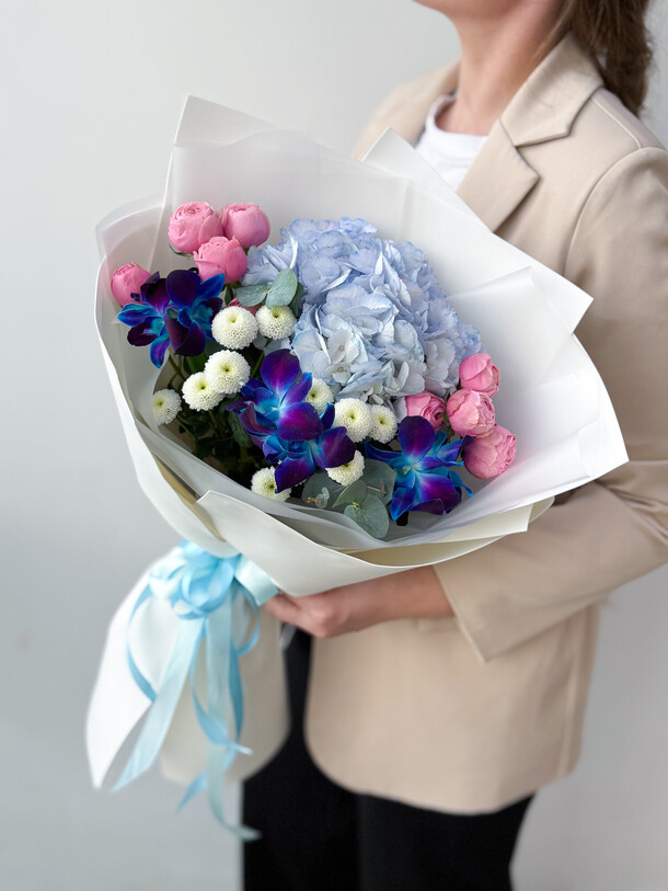 Букет голубая гортензия, синяя орхидея и розовая кустовая пионовидная роза, артикул F1408140 - 5200 рублей, доставка по городу. Flawery - доставка цветов