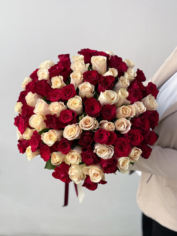 Шикарный букет гигант 75 роз, артикул F1408483 - 16500 рублей, доставка по городу. Flawery - доставка цветов