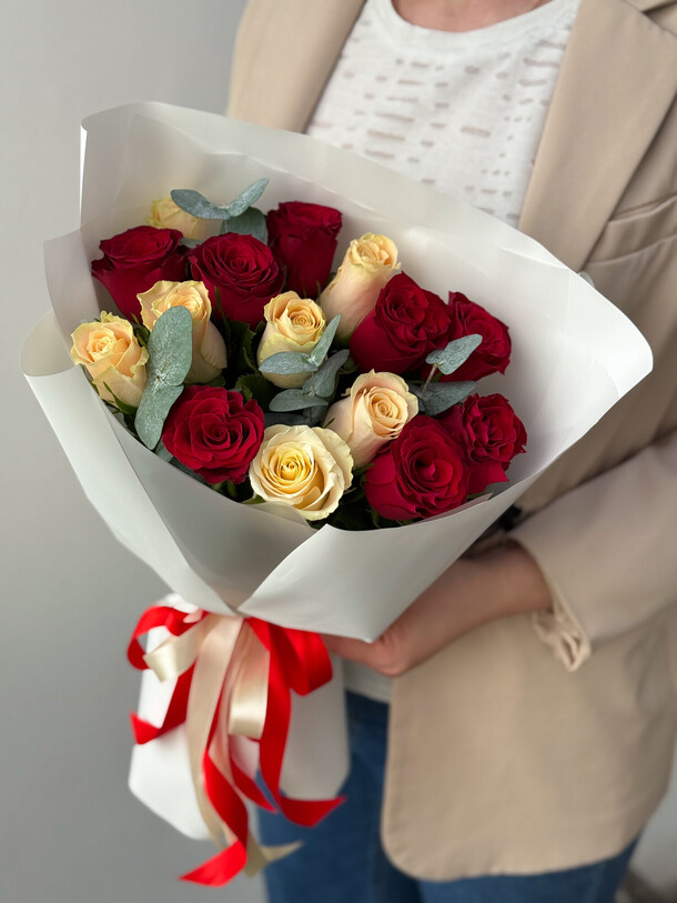 Монобукет красная роза и белая 15 шт, артикул F1431410 - 4700 рублей, доставка по городу. Flawery - доставка цветов