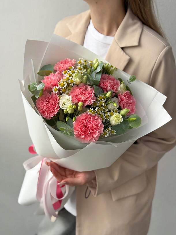 Нежный букет розовый диантус, белая эустома и ромашки, артикул F1456478 - 6090 рублей, доставка по городу. Flawery - доставка цветов