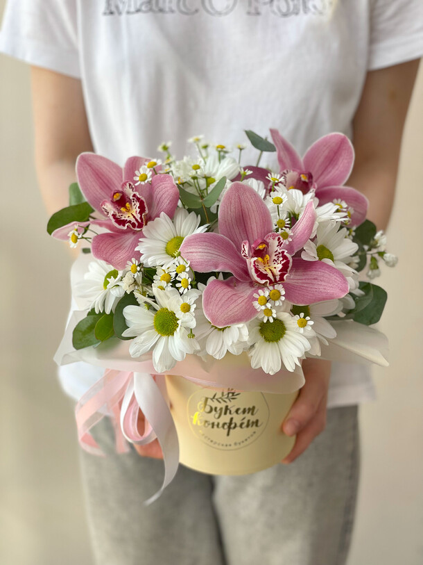 Цветы в коробке розовая орхидея и ромашки, артикул F1481271 - 4350 рублей, доставка по городу. Flawery - доставка цветов