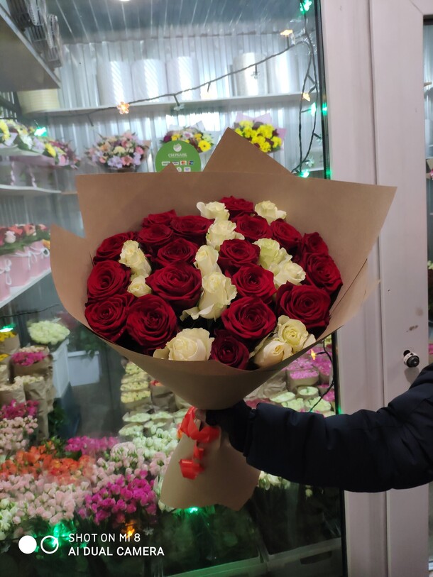 Красно - белая 31, артикул F101943 - 10285 рублей, доставка по городу. Flawery - доставка цветов