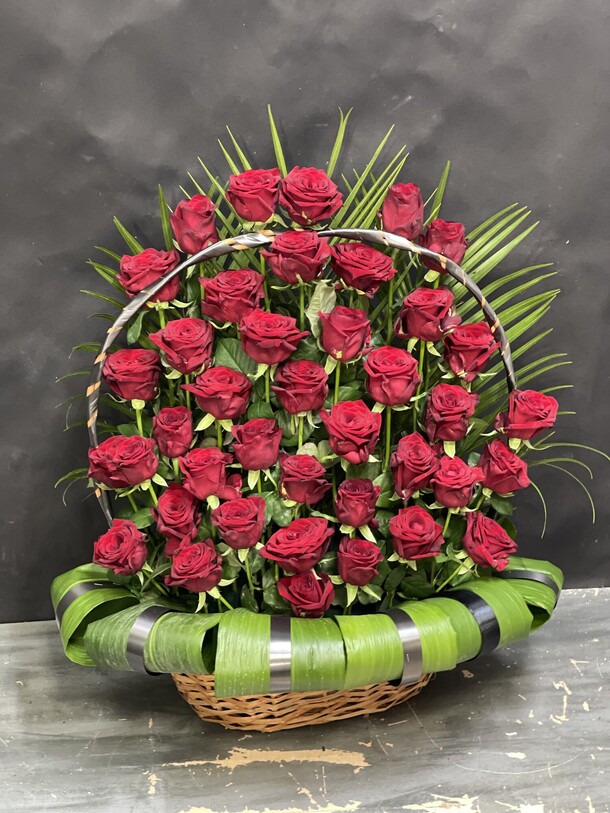 Траурная корзина, артикул F1180315 - 11000 рублей, доставка по городу. Flawery - доставка цветов