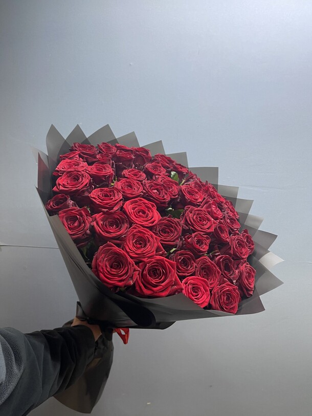 Роза красный чёрный упаковки, артикул F1265123 - 15000 рублей, доставка по городу. Flawery - доставка цветов