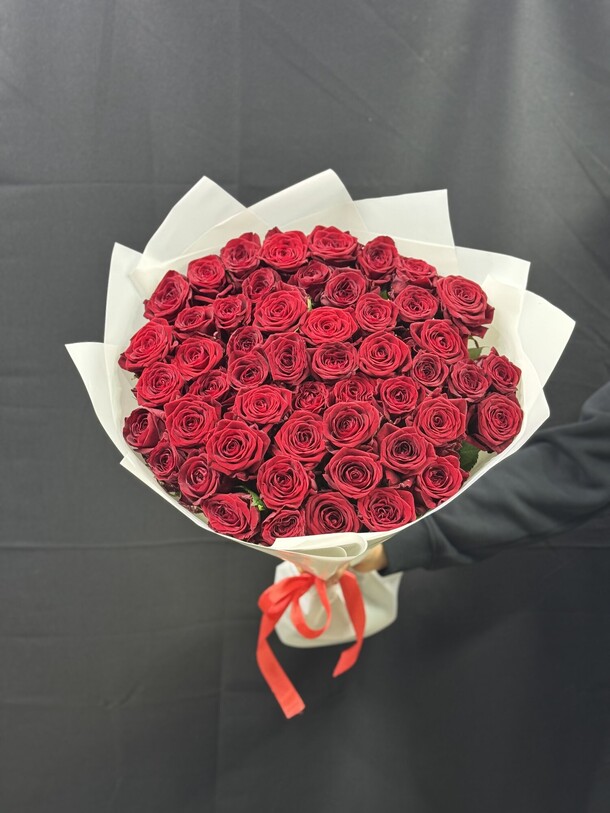 51 красная роза, артикул F92158 - 5500 рублей, доставка по городу. Flawery - доставка цветов
