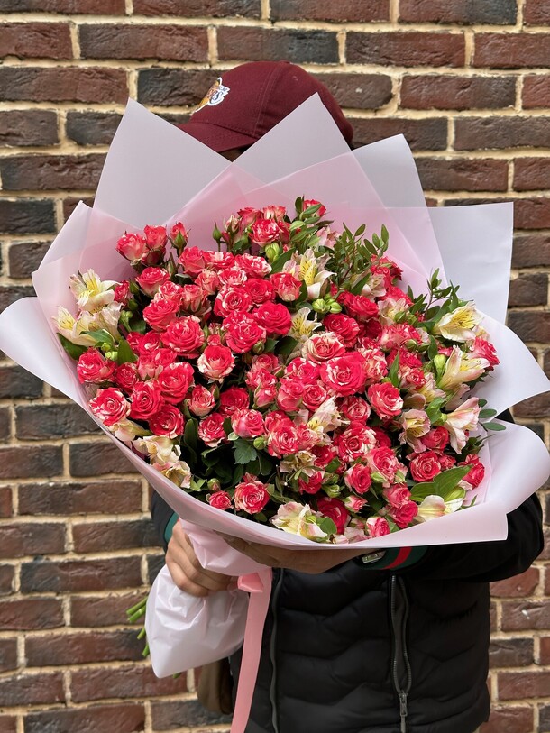 Букет из 19 кустовых роз, артикул F1314721 - 11112 рублей, доставка по городу. Flawery - доставка цветов