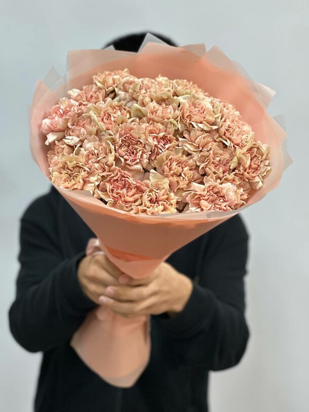 Букет из 49 персиковых гвоздик, артикул F1314877 - 8858 рублей, доставка по городу. Flawery - доставка цветов