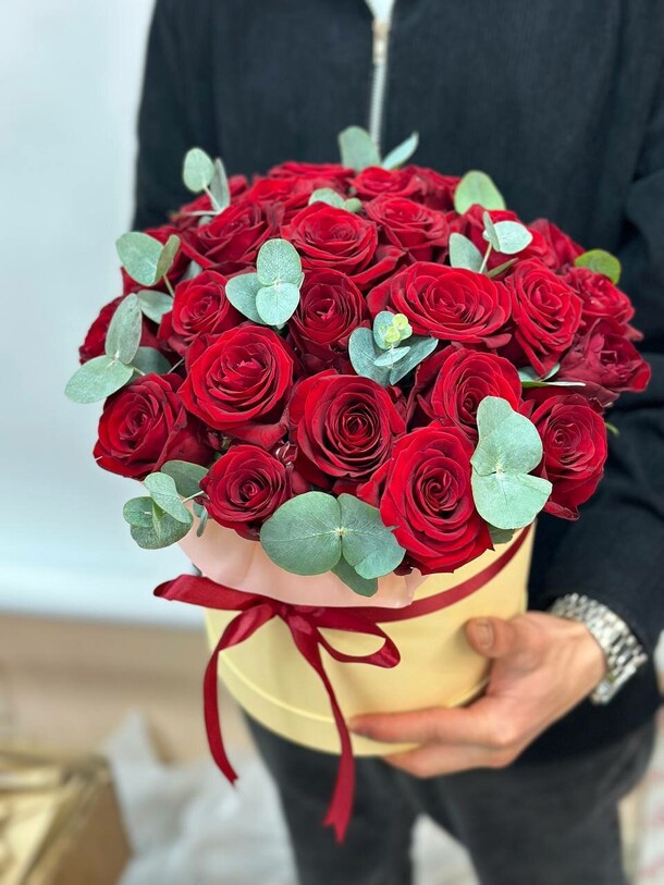 21 красной розы в коробке, артикул F1314883 - 5999 рублей, доставка по городу. Flawery - доставка цветов