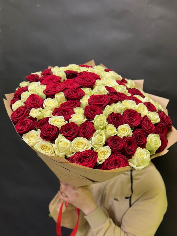 Букет из 101 роз, артикул F1315422 - 24817 рублей, доставка по городу. Flawery - доставка цветов