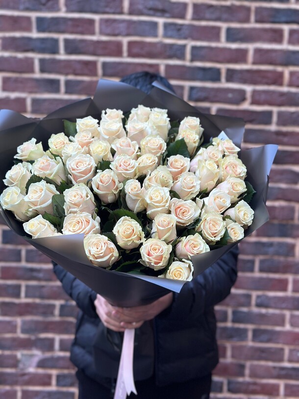 Букет из 51 роз, артикул F1315486 - 12077 рублей, доставка по городу. Flawery - доставка цветов