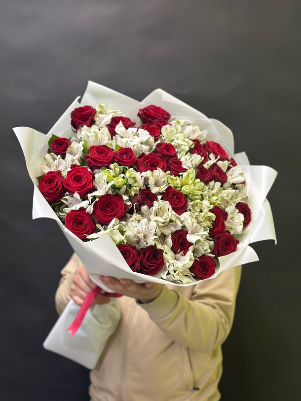 Букет микс роза с альстромерией, артикул F1315495 - 14640 рублей, доставка по городу. Flawery - доставка цветов