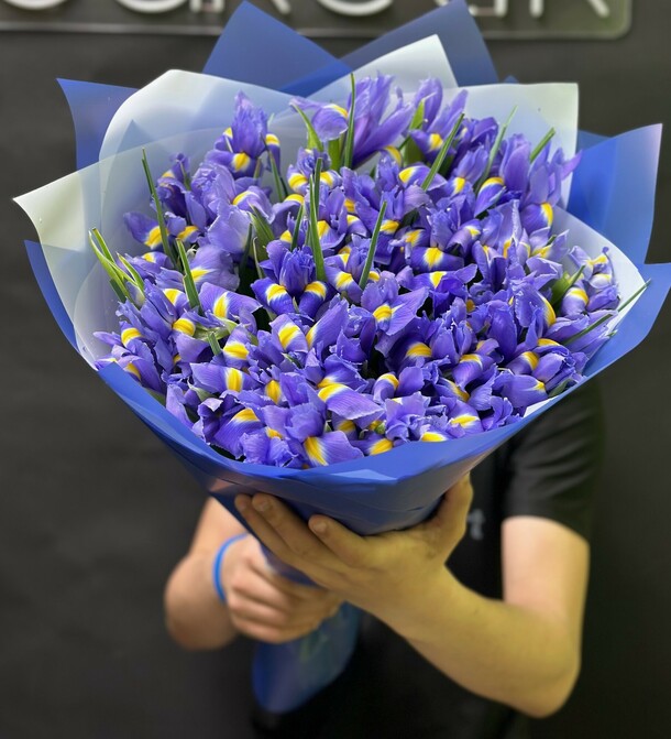 Букет из 51 ирисов, артикул F1315591 - 6999 рублей, доставка по городу. Flawery - доставка цветов